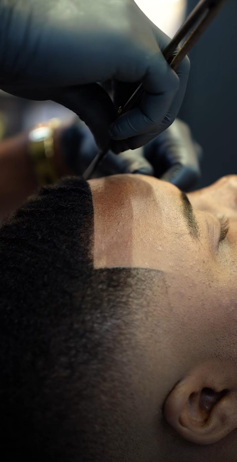 Razor detailing a sharp hairline